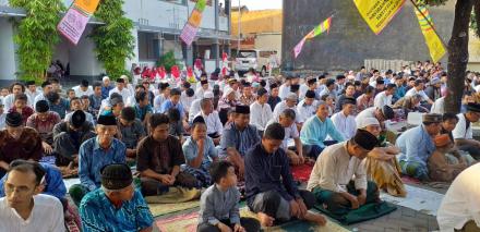 Penyelenggaraan Sholat Idul Adha di Halaman Balai Desa Jagalan